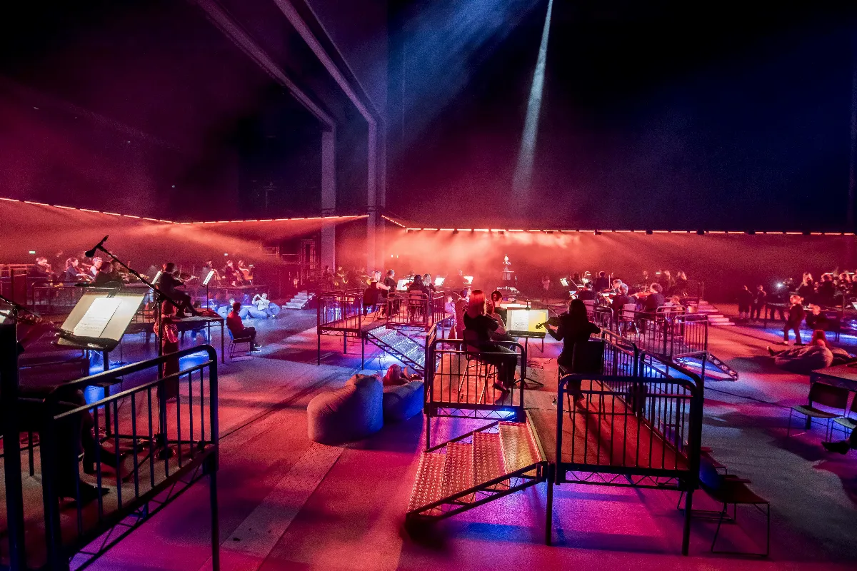 打破舞台框架 沉浸式交響作品《浮聲之城》歌劇院開演